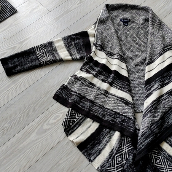 Gorgeous asymmetrical Aztec print cardigan size large - Picture 3 of 3